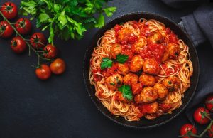 Chitarra,Pasta,With,Meatballs,In,Tomato,Sauce,With,Parsley,In