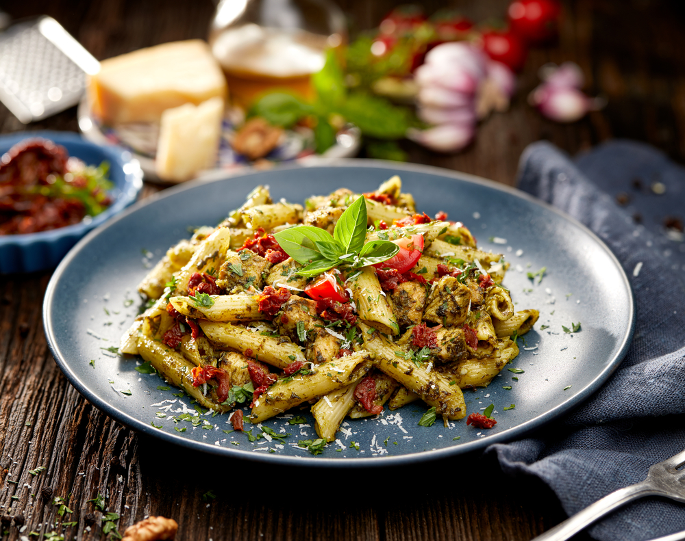 Penne,Pasta,With,Spinach,,Sun,Dried,Tomatoes,And,Chicken,