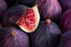 Fresh figs and a sliced fig