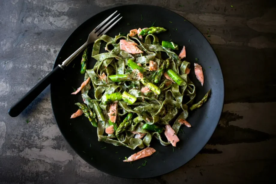 Photo a plate of Fettuccine with Asparagus and Smoked Salmon